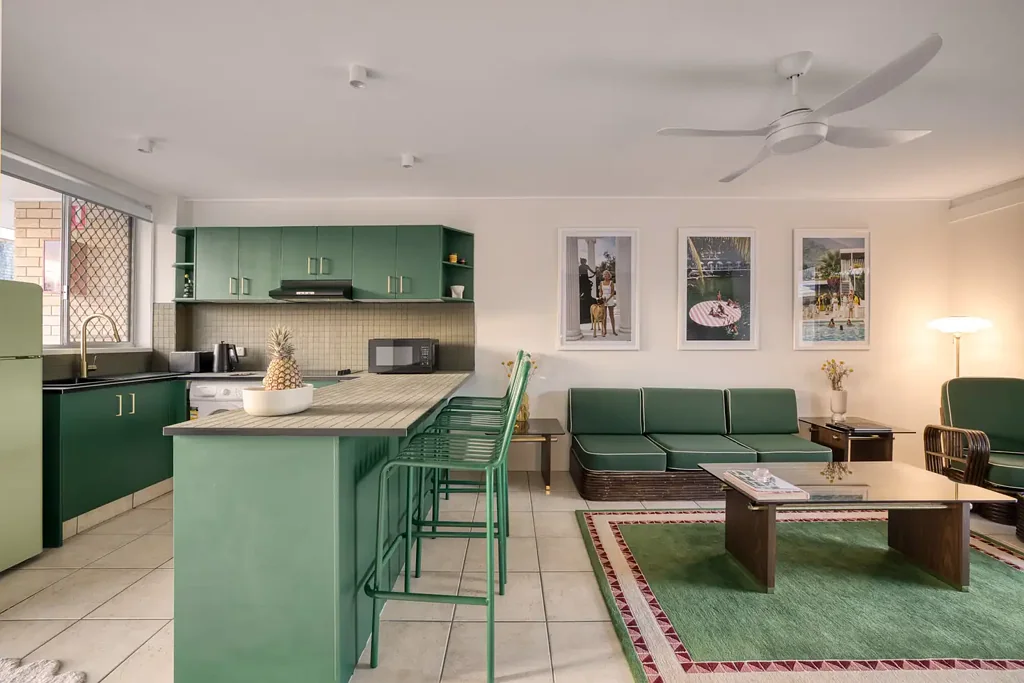 Burleigh Heads 2房  Coastal Living in the Heart of Burleigh Heads