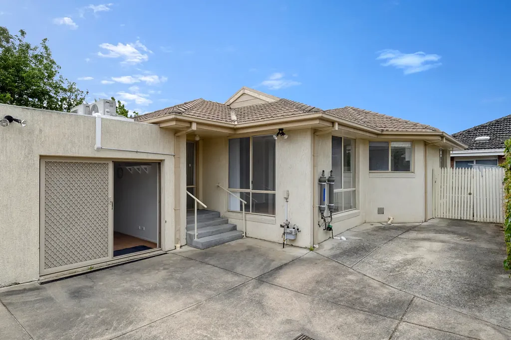 Dandenong North 4Zimmer Four Bedroom Home with Excellent Rental Potenital