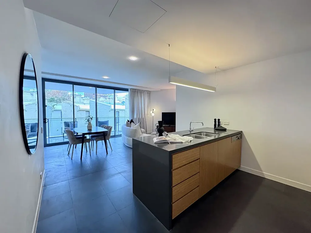 Woolloomooloo 2房 安保社区 采光充足 开放式布局 现代厨房 石材台面 主卧独卫 私人阳台 安保车位 滨水生活 Private inspection welcome! Vendor Instructed Price Reduced to Sell – Stylish East-Facing 2-Bedroom Apartment in LUXE, Woolloomooloo