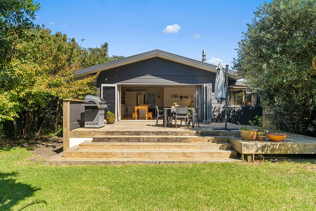 Papamoa 4 Bedroom A PRIVATE OASIS WITH BEACHY VIBES
