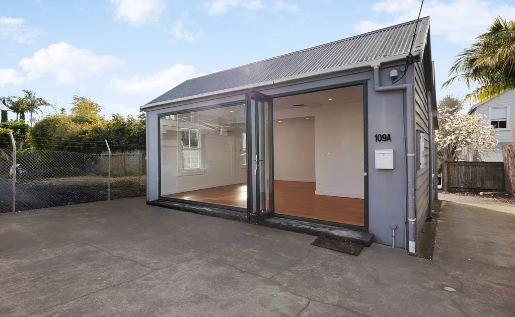 Ponsonby SMALL PONSONBY OFFICE WITH FOUR CAR PARKS