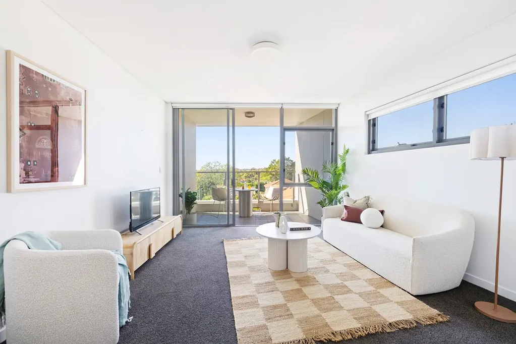Balgowlah 1房 Stocklands中心公寓 75平米宽敞明亮 东北向景观阳台 石制厨房超大卧室 住户泳池电梯 停车位储物笼 Bright oversized apartment above Balgowlah village