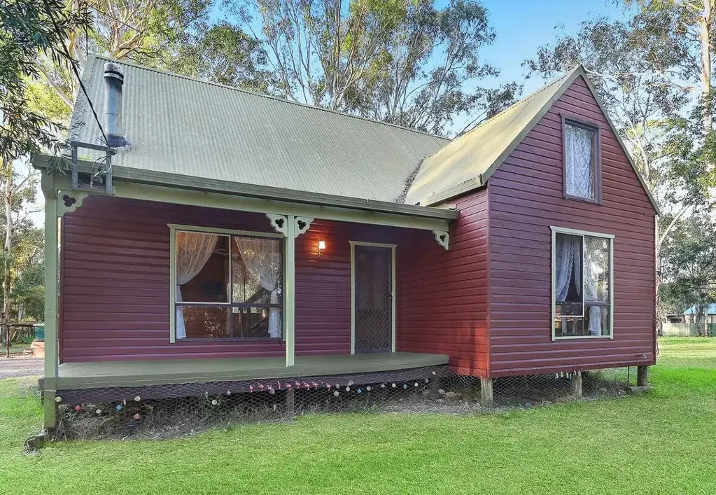 3 Bedroom House on a 3 acres block! With 2 separate Lock Up Garage!