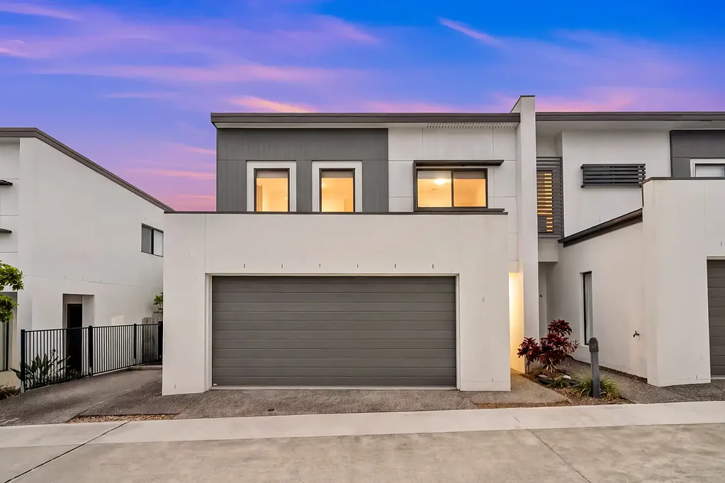 Calamvale 4ਬੈੱਡਰੂਮ Modern South-North-Facing Four-bedroom Townhouse - Only Seven Years Young