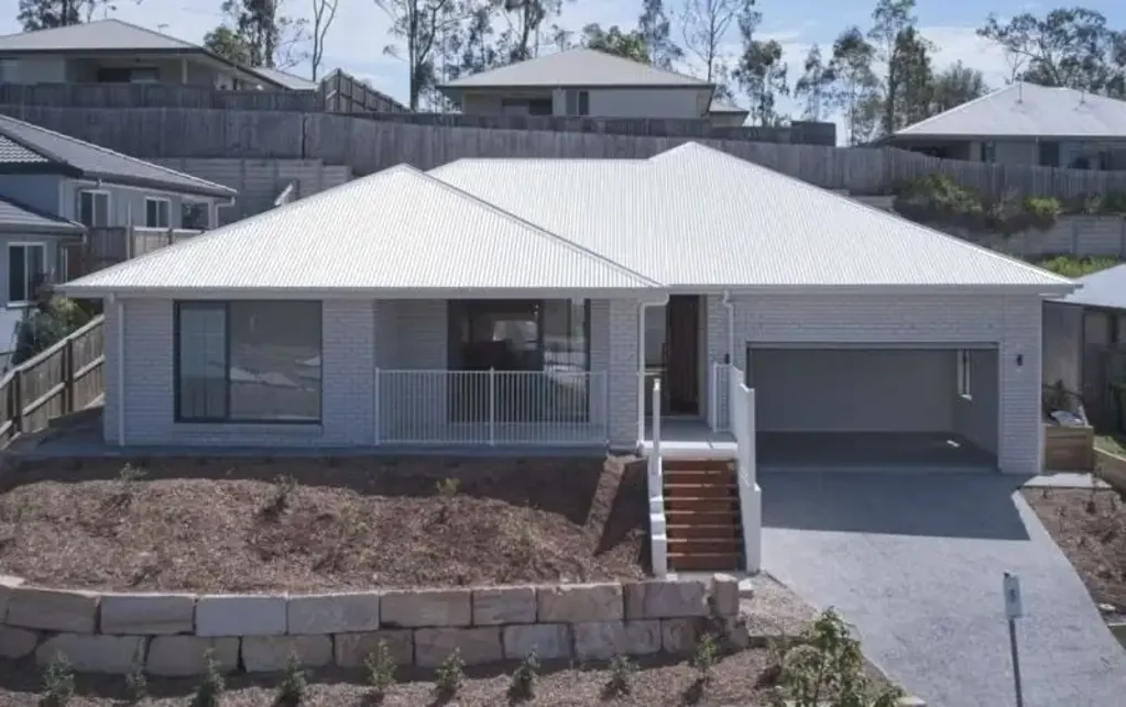 Deebing Heights 4房 设计精良住宅 东北方向景观 宽敞主套房 Omega嵌入式电器 风管式冷暖系统 双车位车库 高天花板通风 私人阳台视野 快速通往Springfield 半乡村宁静都市便利 Elegant New Home with expansive horizon views