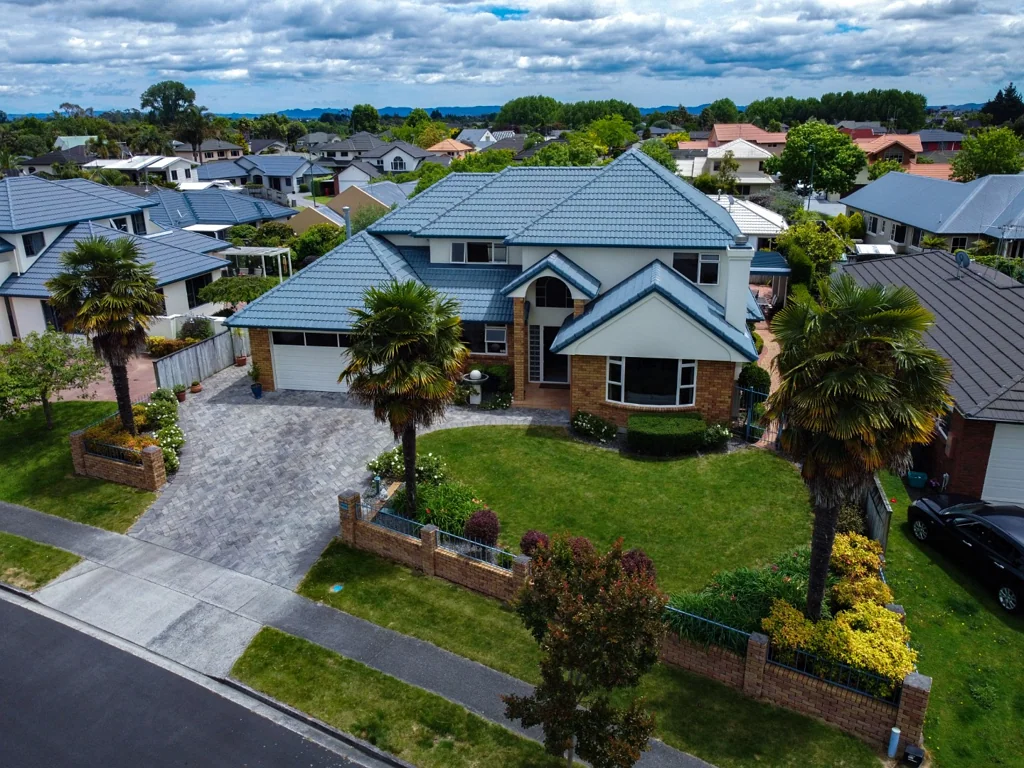 4 Bedrooms with salt water swimming pool, Huntington