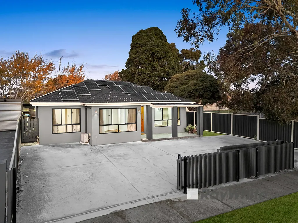 Dandenong 5ਬੈੱਡਰੂਮ Versatile Family Living with Bonus Bungalow on a Generous Block