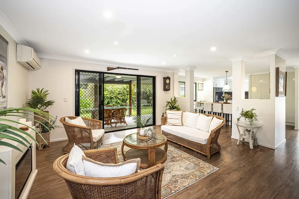 Sandstone Point 3Moenga Spacious Stand Alone Home - Walk to Water