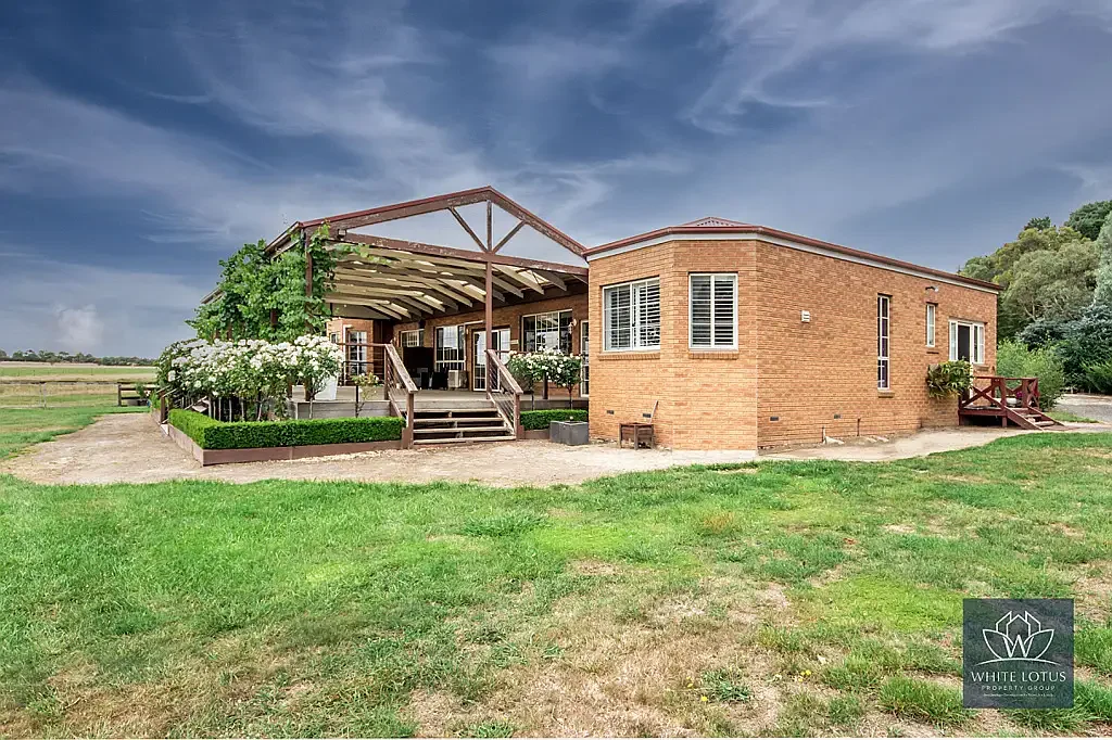 Mount Wallace Exceptional 28-Acre Equestrian Property with Horse Racing Track