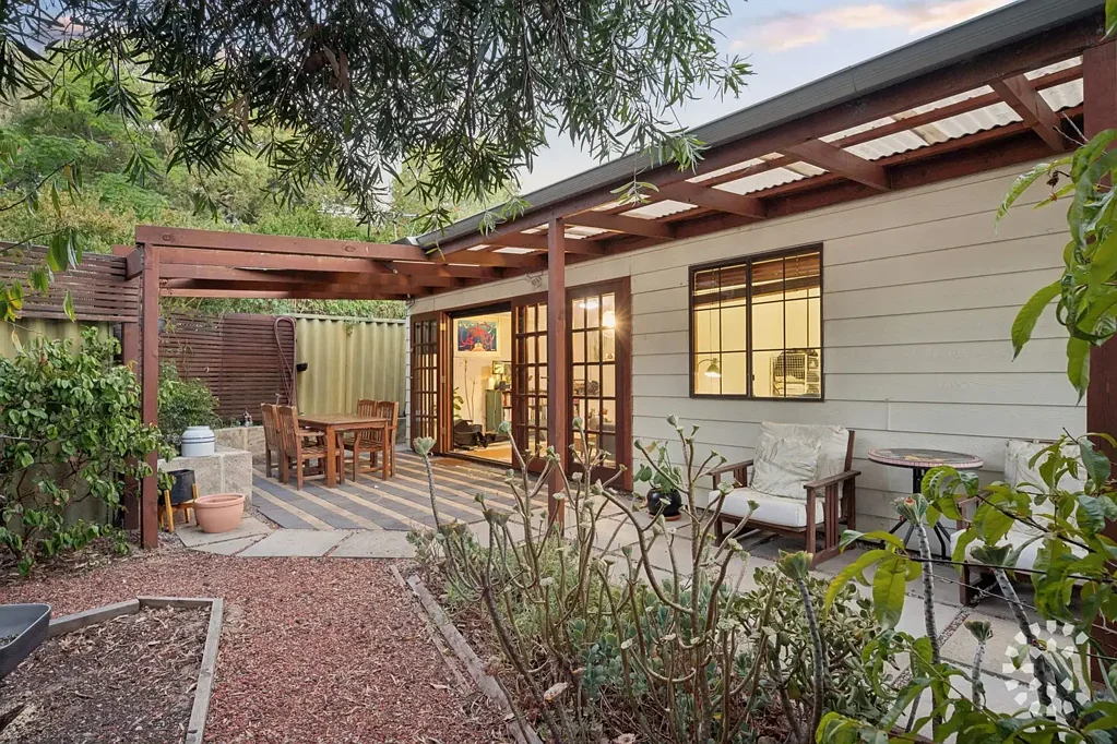 2 Sumpton Street, Hilton, WA 6163