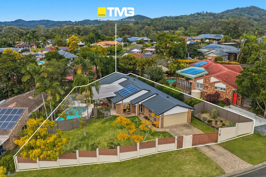 Mudgeeraba 4غرفة نوم Elevated Living with Poolside Entertaining & Leafy Treetop Outlooks