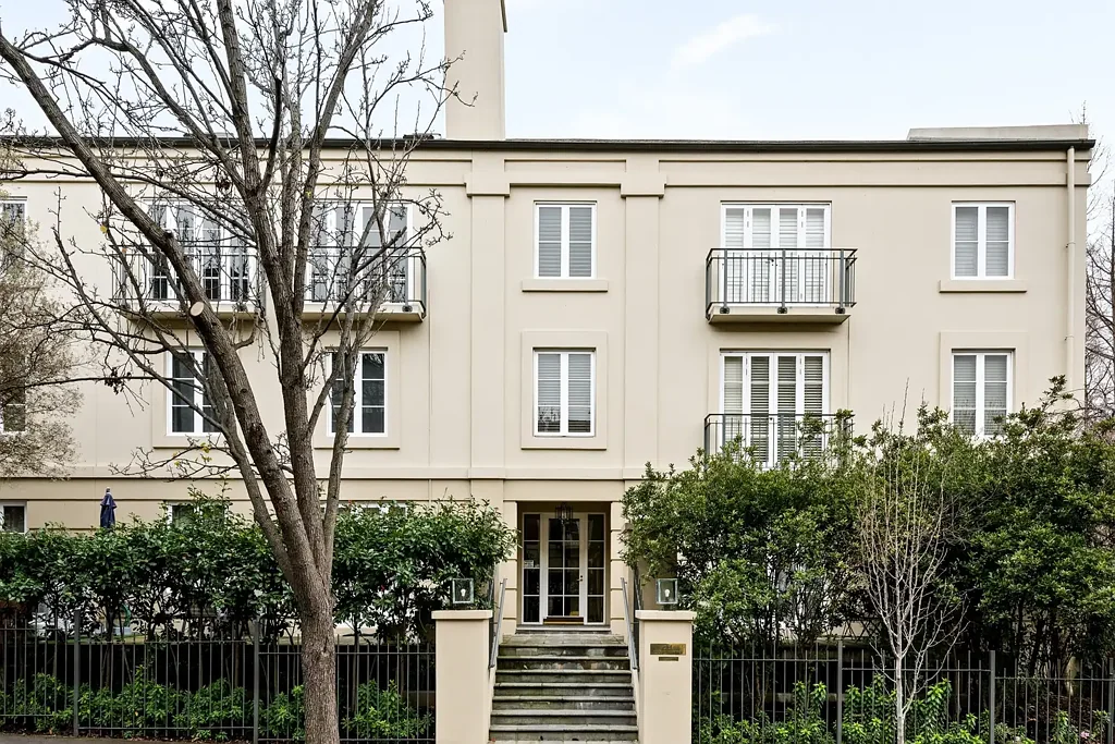 East Melbourne 3房 气派典雅，格调非凡，空间宽敞 Imposing Elegance, Style and Space