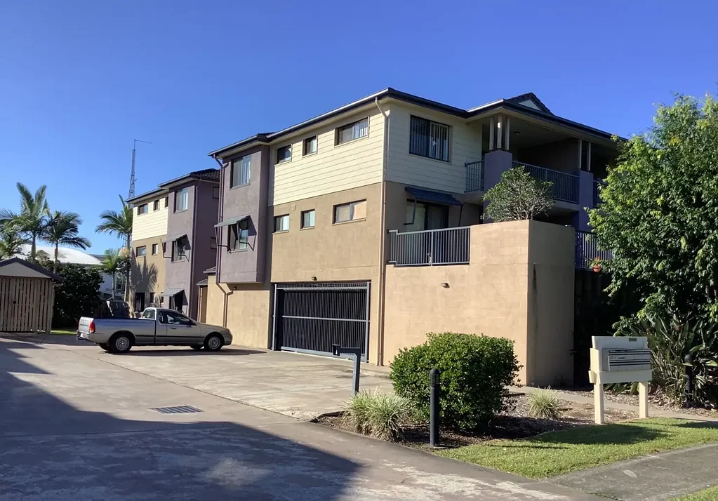 LOCATION AND CONVENIENCE ALL SORTED, TOP FLOOR 2 BEDROOM UNIT