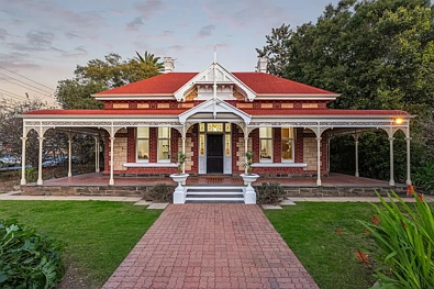 Mile End 5Zimmer EBOR HOUSE c.1900 � A Landmark Double Return Verandah Villa on a Commanding 997s