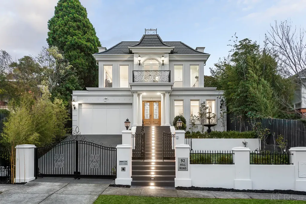Balwyn North 6房 法式省风六卧 五浴奢华 主卧带浴缸 双车库 Miele电器 鸟瞰山谷 Soaring Majesty with French Provincial Flair