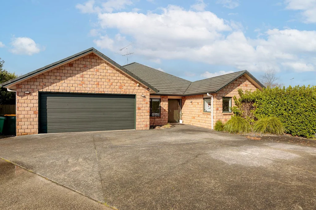 Your Dream Family Home in the Popular Valley Area!