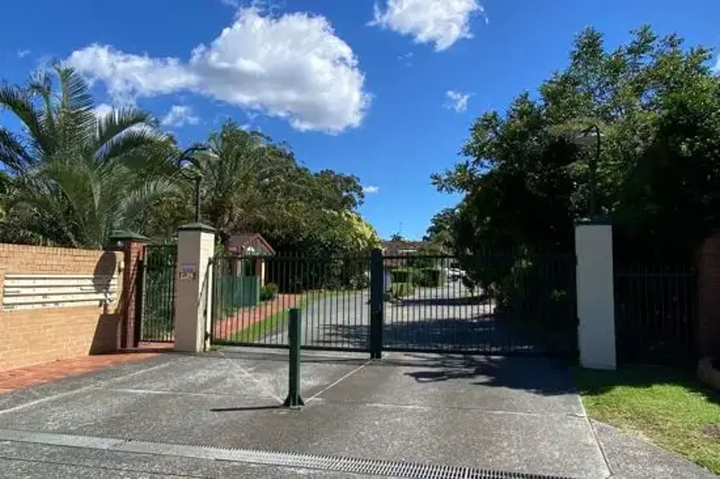 New Renovated 3-bedroom modern townhouse