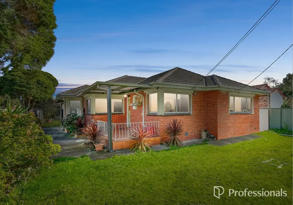 Springvale 3 Bedroom Opportunity Knocks- Dual Occupancy Walk to Springvale Train and Shops!