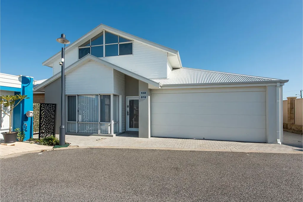 MODERN PARTLY TO FULLY FURNISHED AND EQUIPPED 3X2 TOWNHOUSE PACKED WITH FEATURES CLOSE TO THE WATERS EDGE!