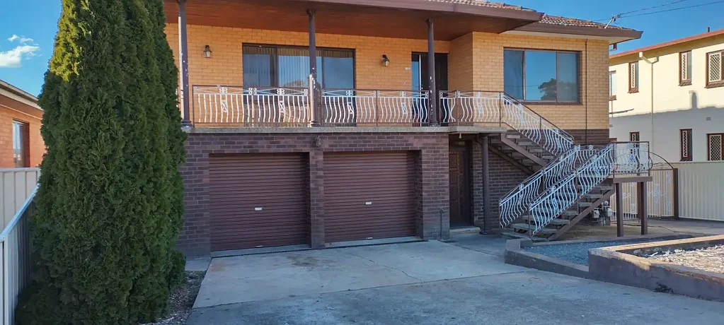 Crestwood 7房  Rare investment or live-in opportunity -Two homes in One!