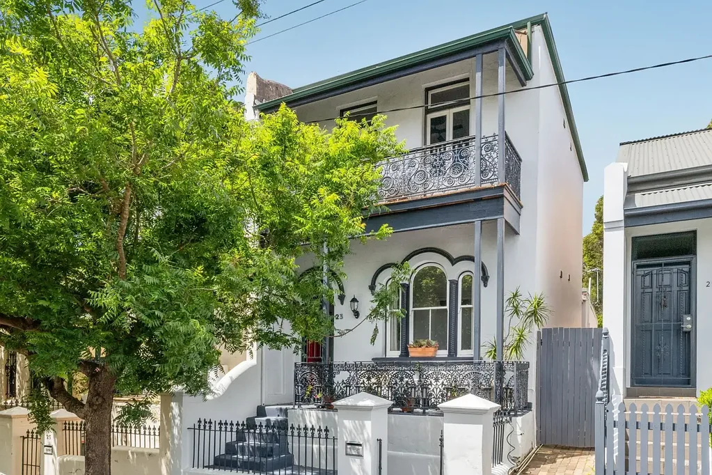 Leichhardt 3房 楼上景观壮丽 5米宽前立面 全砖结构 华丽壁炉 木地板 主卧带阳台 步行至商圈 学校近 Fantastic home of character & space with views