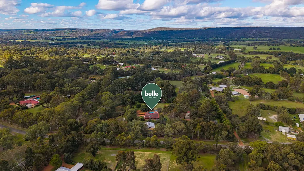 Serpentine 6房  Two homes, one superb acreage package.