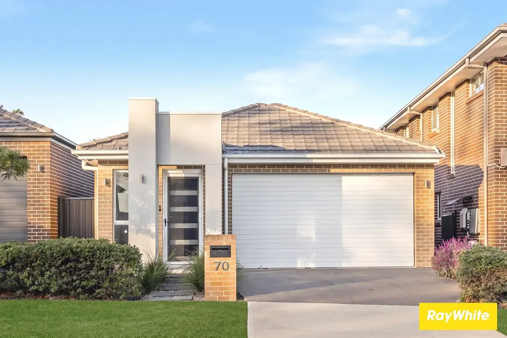 Riverstone 5 Slaapkamer Immaculately designed and maintained family home offering convenience and amazing lifestyle!