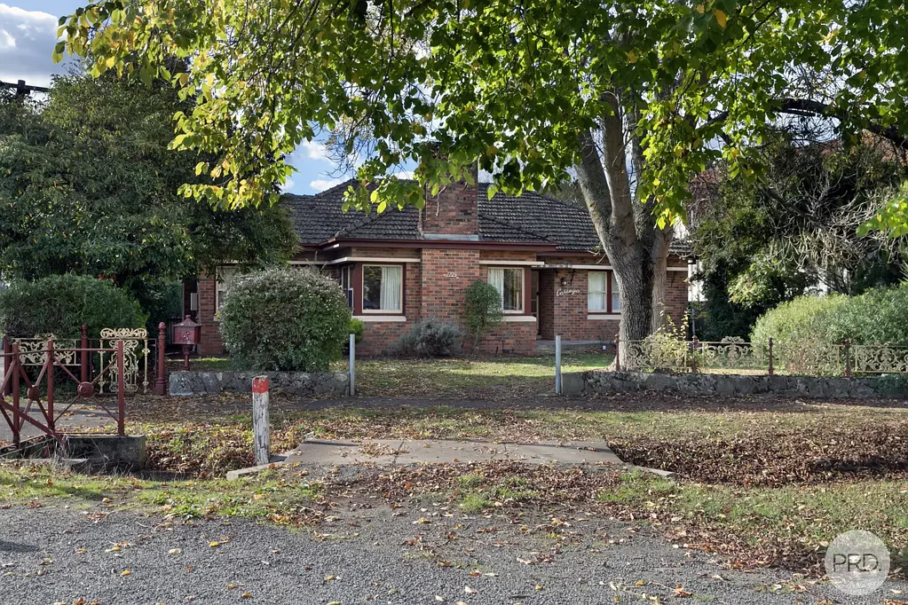 PERIOD STYLE SPACIOUS HOME IN STUNNING LOCATION