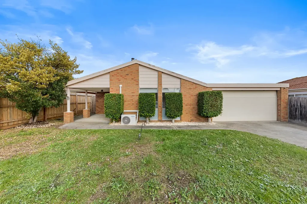 Spacious 3-Bedroom Home in Courtenay Gardens Estate, Cranbourne North