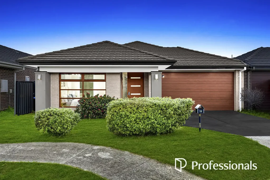 Clyde North 4 Bedroom Stylish Comfort in the Heart of Clyde North