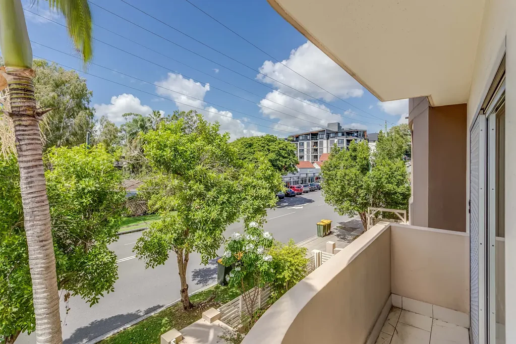 Indooroopilly 2chambre Stand-Out, Sunlit Apartment with Dual Balconies in a Prime Indooroopilly Location