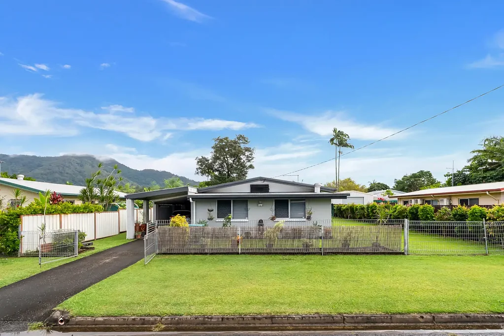 Manoora 3ห้องนอน Solid Block Home with Generous Side Access in a Quiet Street