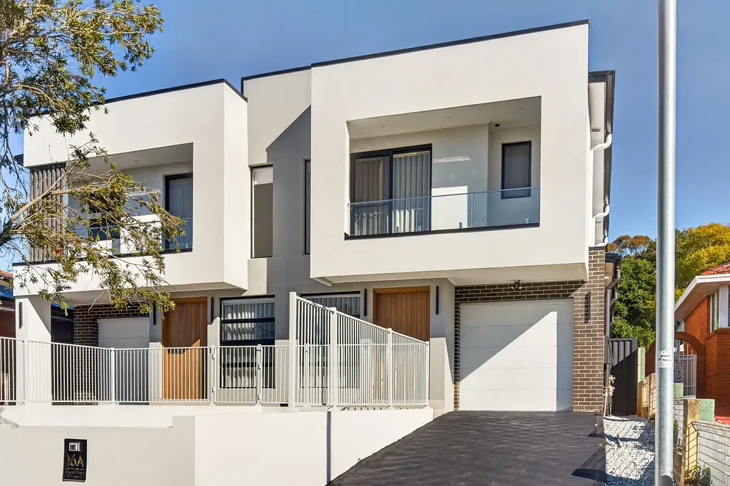 Girraween 5房 全新豪华双拼别墅，可俯瞰 Parramatta 城市美景 Brand New Luxury Duplex With Elevated Parramatta City Views