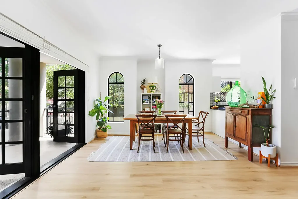 Spacious 2-bedroom apartment with courtyard setting