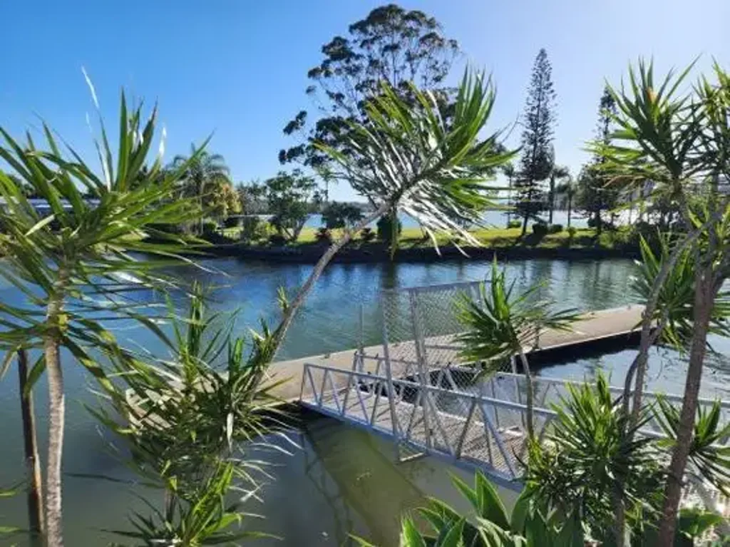 Absolute waterfront cabins available for rent in the 'Hacienda Park' ideally located on the Tweed River.