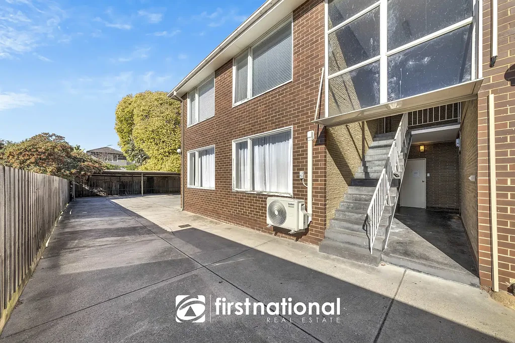Murrumbeena 1房 林荫街道 优越社区 朝北偏东 光线充足 砖石结构 悬空楼板 高天花板 简洁明亮 价格合理 A Safe, Secure Space!
