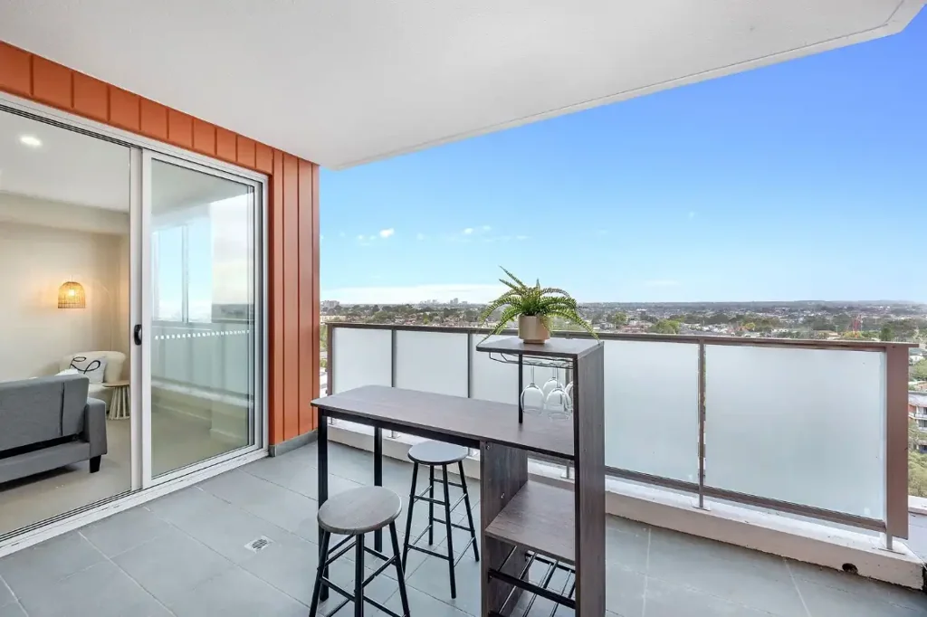Merrylands 1Zimmer Modern 1-Bedroom + Study with Spectacular City Views