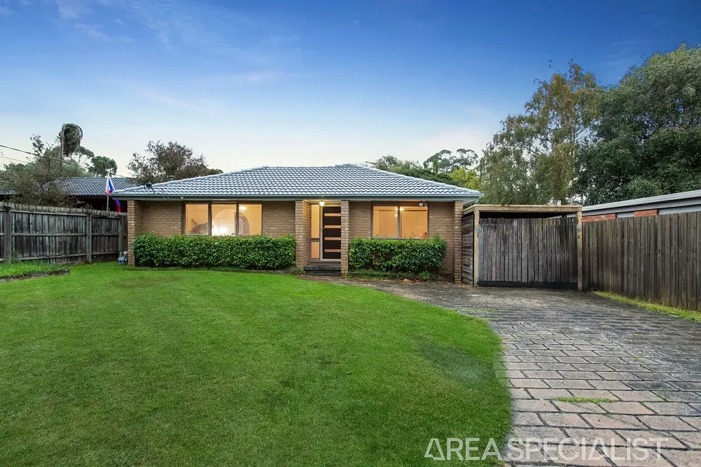 Frankston 3房 Frankston Heights宝地 3卧1书房 宽敞内外空间 现代厨房Miele电器 低维护花园 嵌入式水疗中心 大车库工作间 The Brief: Family Space, Outdoor Comfort & Expansive Backyard With Workshop