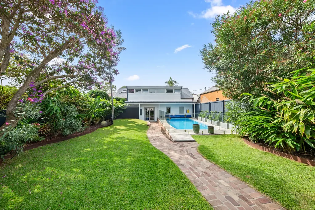 Refurbished Victorian Cottage with Double lock up garage and Pool.