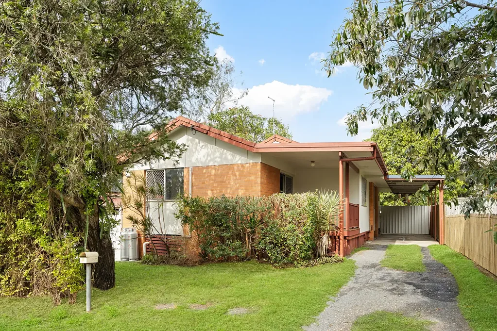 Gailes 4房 solid brick construction 4间spacious bedrooms Spacious living room 中央厨房设计 全围栏后院 距离CBD仅30分钟 AFFORDABLE BUYING IN CONVENIENT LOCATION