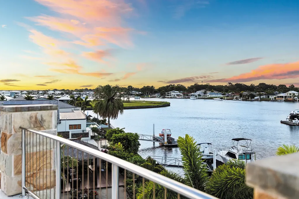 Banksia Beach 6房 独一无二，面向北方的优质家庭娱乐房产 One of a kind north facing waterfront quality family entertainer