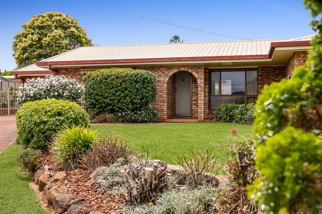 Charming 3-bedroom house that offers comfort and convenience