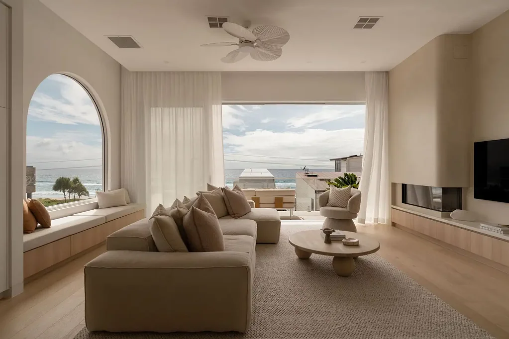 Mermaid Beach 5બેડરૂમ Beachfront Luxury on Hedges Avenue with Sweeping Ocean Views & Private Rooftop Retreat