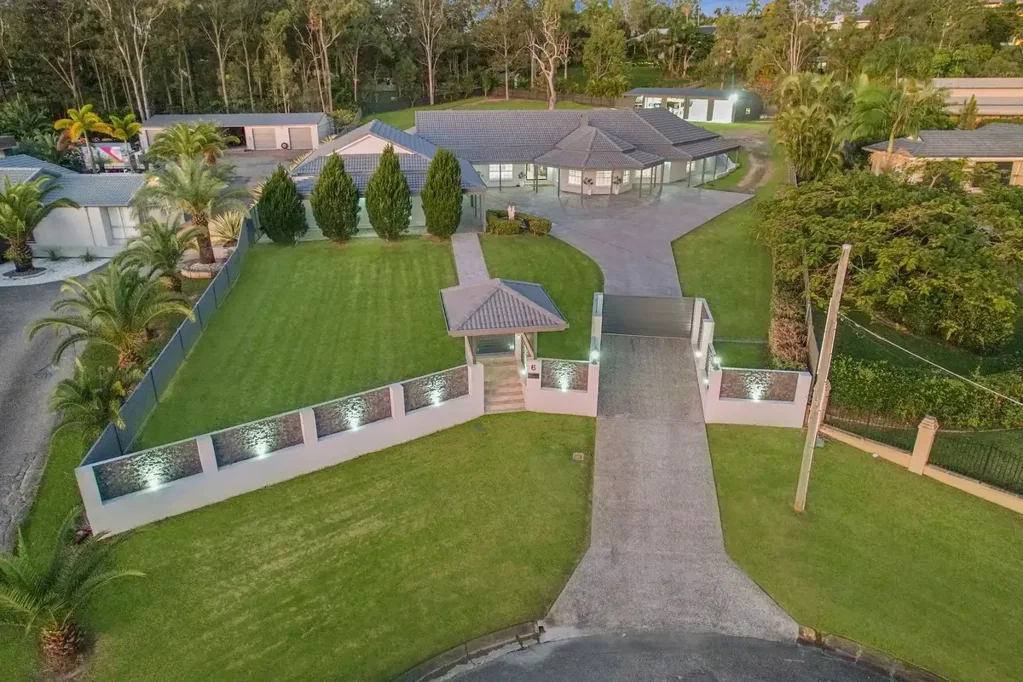 Helensvale 6ਬੈੱਡਰੂਮ River Downs Acreage Retreat - Timeless Charm & Modern Family Comfort