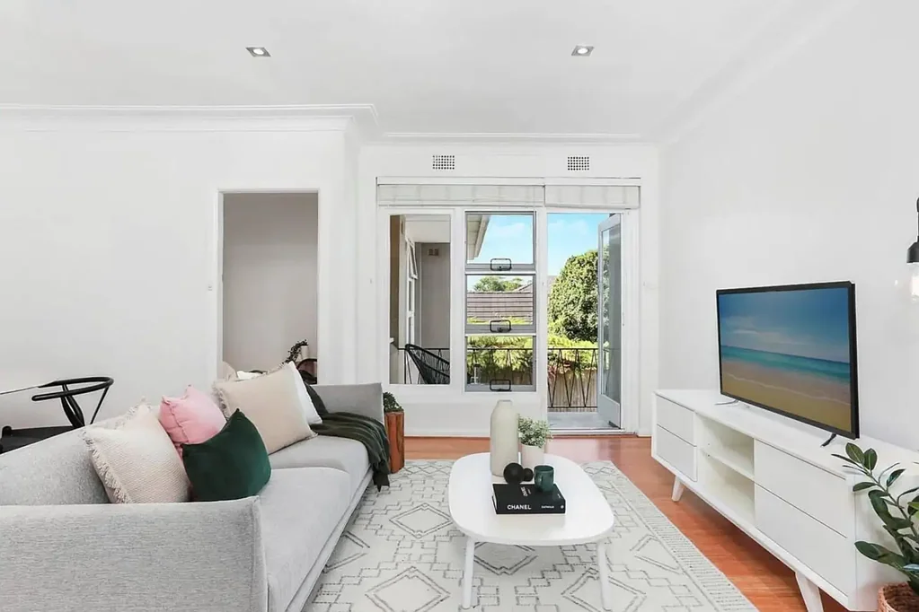 Renovated apartment in a boutique block