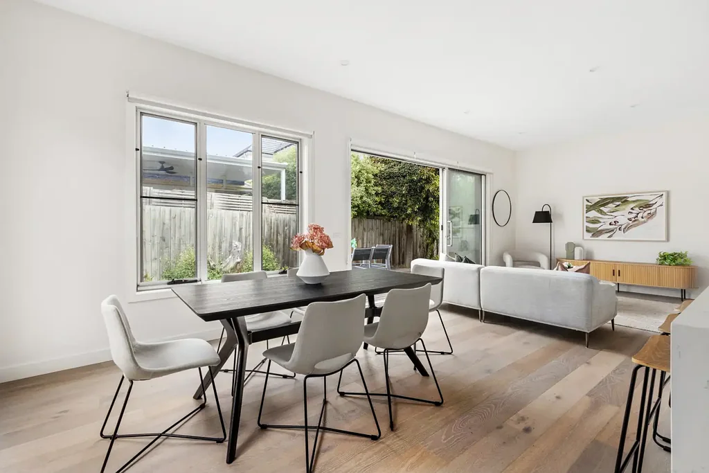 Mount Waverley 4房 Mount Waverley名校区 四卧联排别墅 开放式布局 石台厨房 全房冷暖 私密庭院 车库近商圈 Effortless Elegance in the MWSC Zone