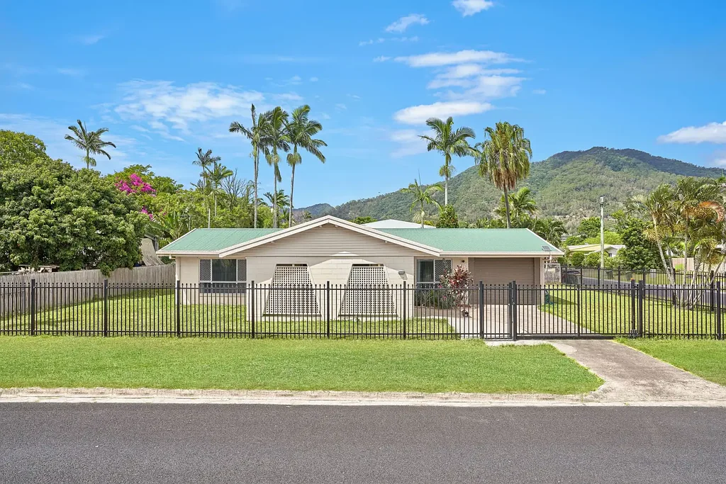 Manoora 3ਬੈੱਡਰੂਮ Manoora Home with Space and Potential!