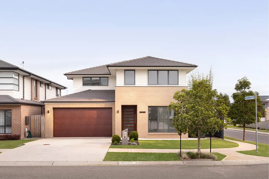 Gledswood Hills 5कमरा Light-Filled Family Living with Space to Entertain