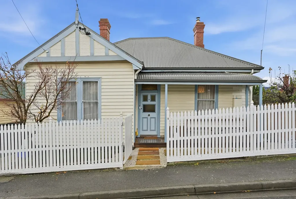 Freshly Renovated Sandy Bay Home with Gardener Included