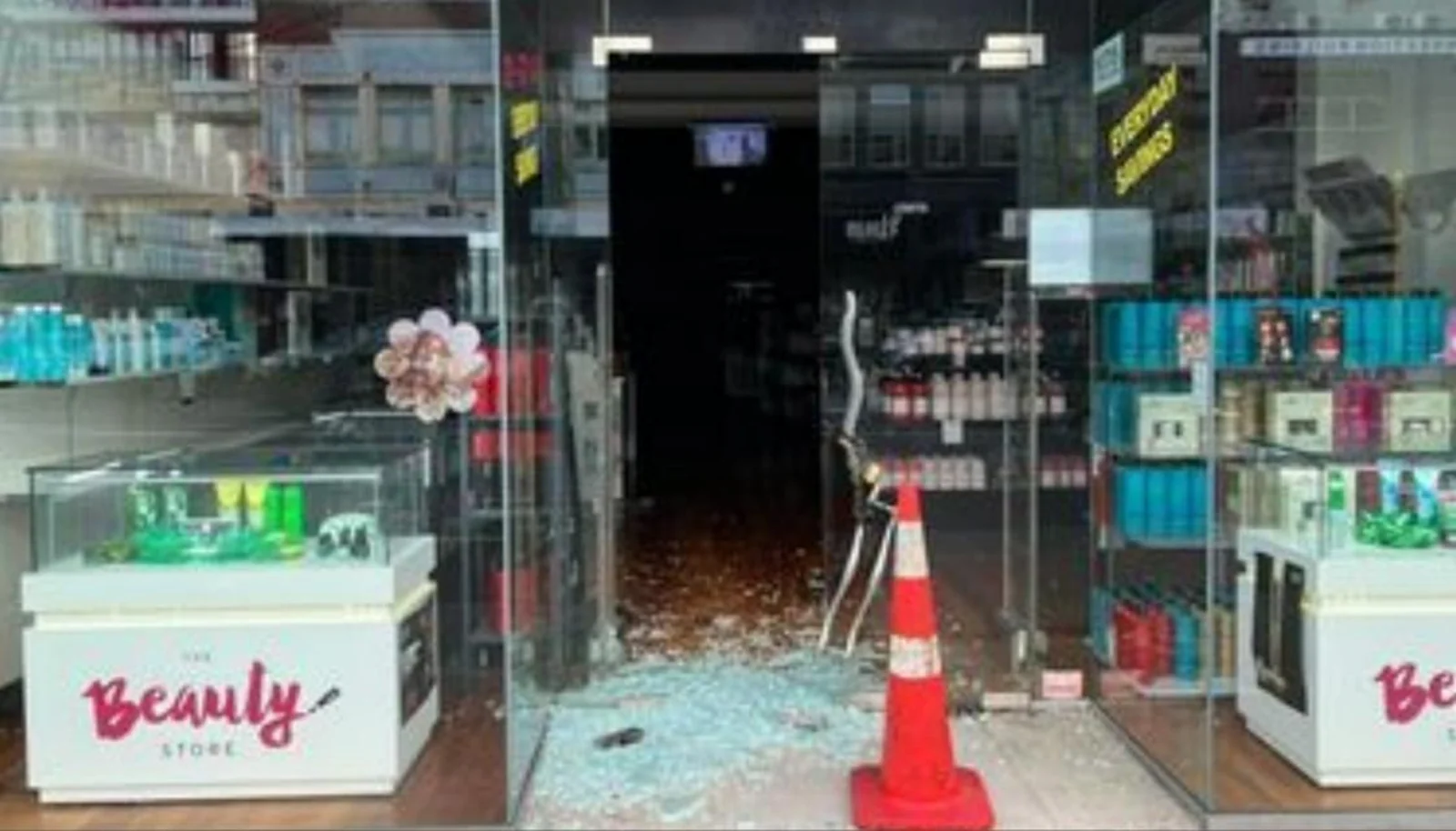 奥克兰店主两遇抢劫!商店被搬空,大门都没了,喊话政府给个交代!